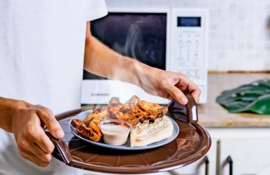 Vital Microwave Tray - BPA-Free Food Cover for Clean and Splatter-Free Microwaving - Image 3
