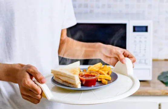 Vital Microwave Tray - BPA-Free Food Cover for Clean and Splatter-Free Microwaving - Image 2
