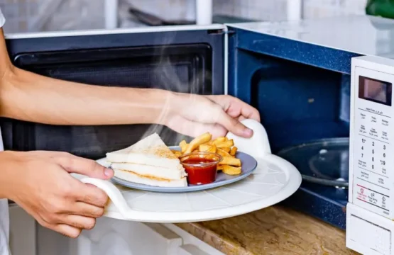 Vital Microwave Tray - BPA-Free Food Cover for Clean and Splatter-Free Microwaving