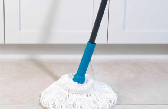 Twist Mop, Treated With Anti-Bac Protection, Extendable to 129 cm, Removes Dust and Dirt with Ease - Image 2