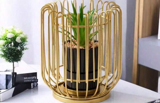 Creative geometric d?cor made of golden iron, suitable for tables and artificial plants placed inside pots, as well as decorations for home or office desks.