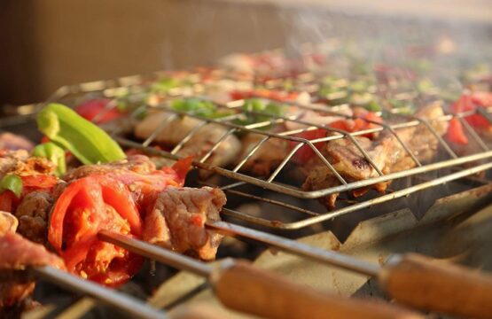 Portable Barbecue BBQ Grill Net Basket Roast Grilling Tray with Wooden Handle