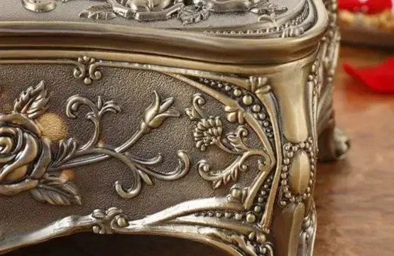 Royal Antique Metal Tissue Box – Vintage Floral Centerpiece - Image 3