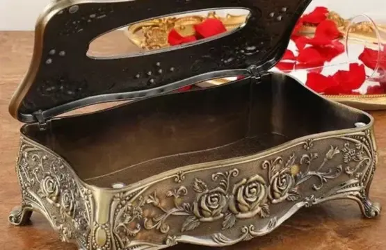 Royal Antique Metal Tissue Box – Vintage Floral Centerpiece - Image 4